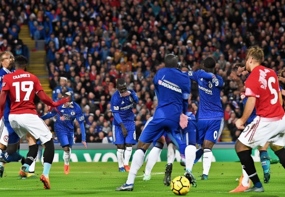 2018曼联切尔西巅峰对决：战术智慧与球星闪耀(图2)